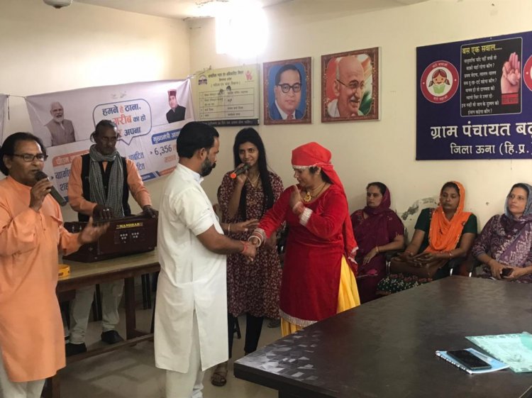 लोगों को प्रदेश सरकार की विभिन्न कल्याणकारी योजनाओं बारे नुक्कड़ नाटक व गीत-संगीत के माध्यम से किया जागरूक