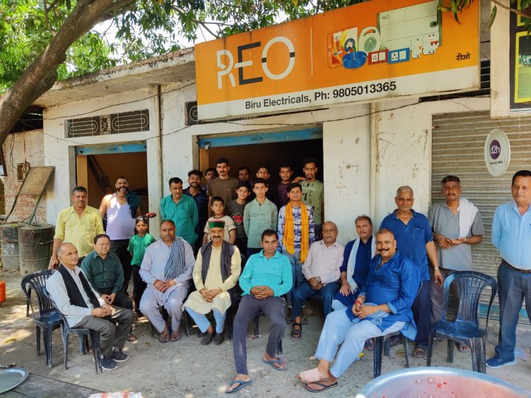 गांव मलांगड़ निवासियों ने लगाया फलों का भंडारा