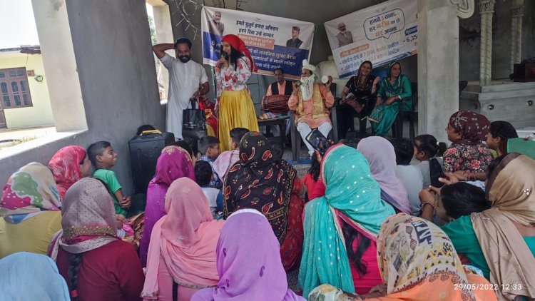 कलाकारों ने गीत संगीत से दी योजनाओं बारे जानकारी