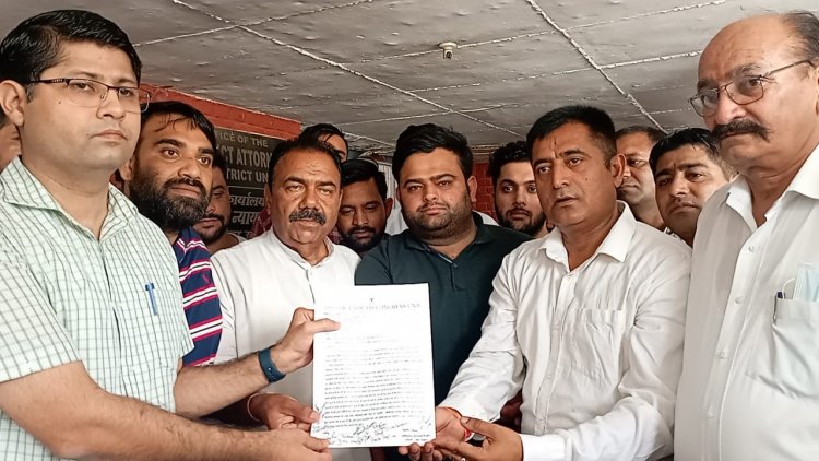 पेपर लीक मामले को लेकर भूख हड़ताल पर बैठे युवा कांग्रेसी कार्यकर्तायों की रायजादा ने जूस पिलाकर तुड़वाई हड़ताल