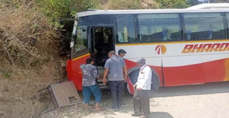 चिंतपूर्णी के पास अनियंत्रित होकर पहाड़ी से टकराई टूरिस्ट बस, बाल-बाल बचा ड्राइवर