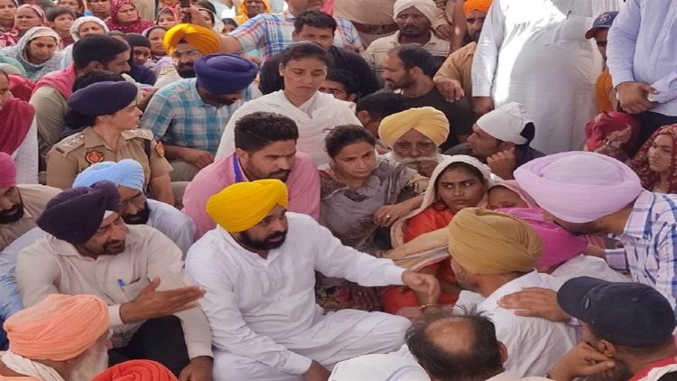 Sidhu Moose Wala Murder: सिद्धू मूस्सेवाला के घर पहुंचे मुख्यमंत्री भगवंत मान…