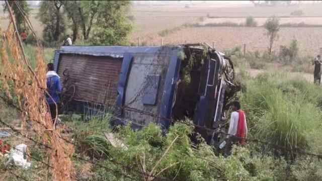 बेकाबू होकर हाईवे से नीचे गिरी बस, 16 यात्री घायल…