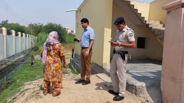 डीसी पीएम आवास योजना के लाभार्थी सुख देवी से मिले