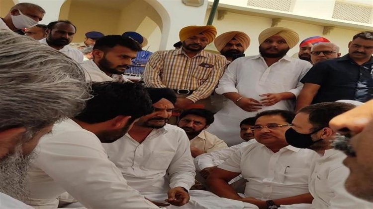 सिद्धू मूसेवाला के घर पहुंचे राहुल गांधी…