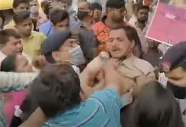 सड़क पर पुलिस संग शख्स ने की हाथापाई, गला पकड़ थप्पड़ जड़े, वीडियो हो रहा वायरल….