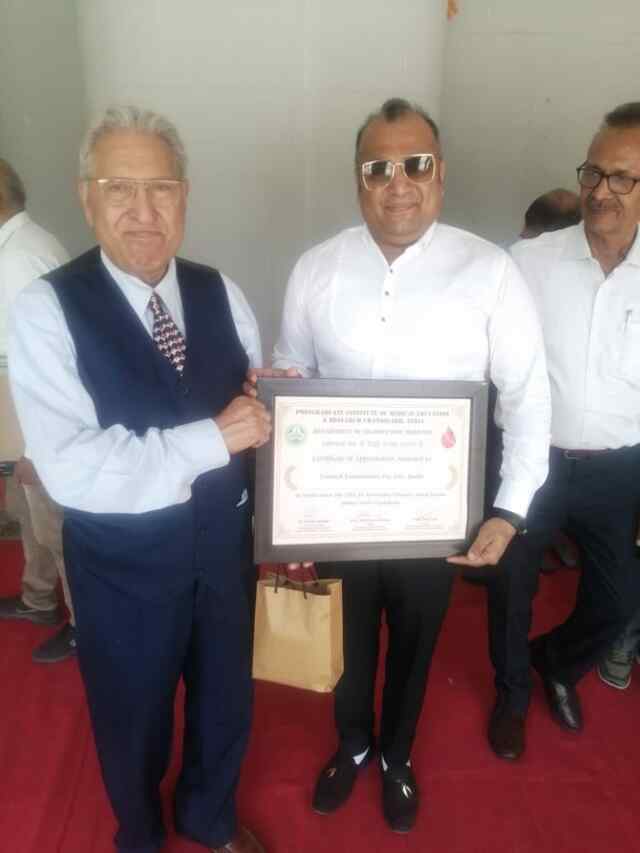 विश्व डोनर डे पर क्योरटेक समूह के सुमित सिंगला को पी जी आई संस्थान में मिला सम्मान
