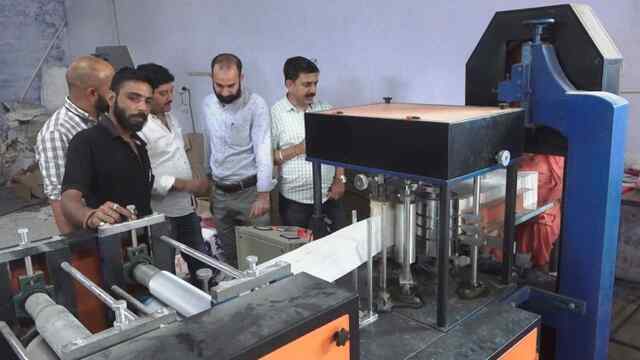 पीएमईजीपी से नौकरी देने वाले बने कंप्यूटर में डिग्री धारक वीरेंद्र, खोला पतल डोने बनाने का कारोबार