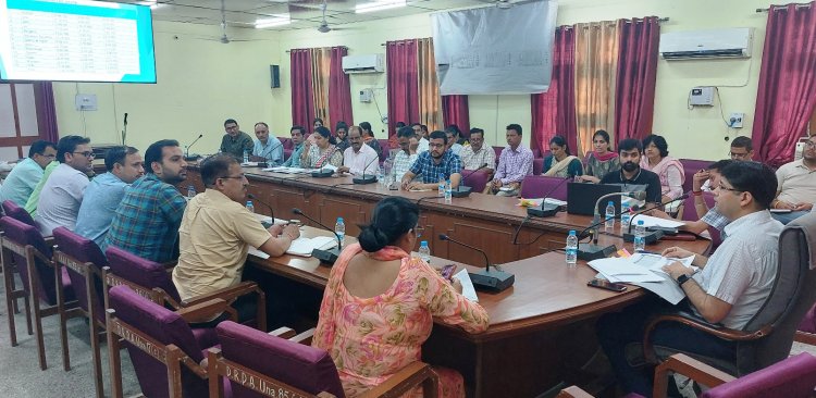 कार्यों को निपटाने में समयसीमा का ध्यान रखें राजस्व अधिकारी: उपायुक्त