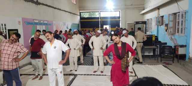 बनगढ़ जेल में कैदियों के लिए लगाया गया योग शिविर