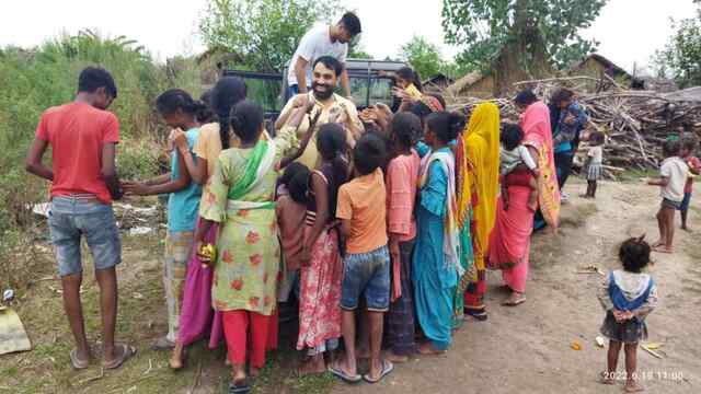 अमन ठाकुर ने गगरेट हॉस्पिटल के मरीजों और प्रवासी बच्चों के साथ मनाया राहुल गांधी का जन्मदिन
