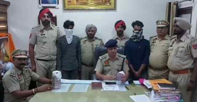 फगवाड़ा पुलिस ने दो आरोपी किए काबू, लाखों रुपए और सोने का सिक्का किया बरामद