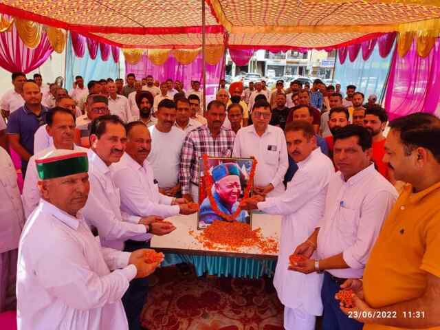 दून ब्लाक कांग्रेस ने बरोटीवाला में मनाया पूर्व सीएम का जन्म दिन