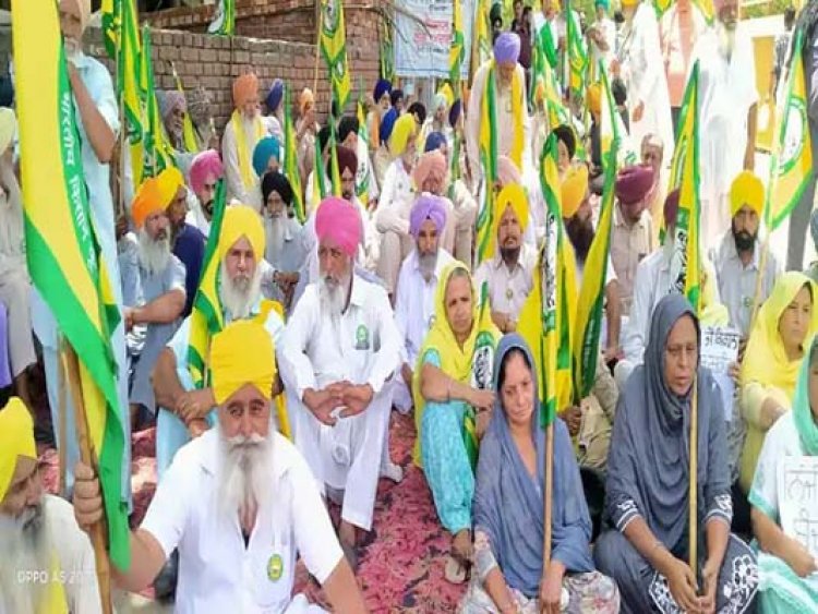 जालंधरः डीसी ऑफिस के बाहर किसानों का रोष प्रदर्शन