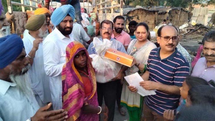 आग लगने के कारण घर खोने वाले गरीब परिवारों की मदद के लिए पहुँचा प्रशासन…