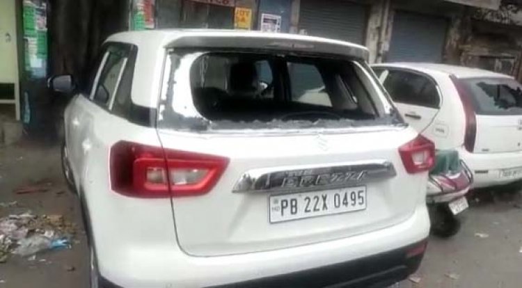 जालंधरः लंबा पिंड चौक के नजदीक अज्ञात व्यक्तियों ने करीब 5 गाड़ियों के तोड़े शीशे, घटना सीसीटीवी में कैद