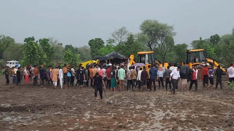 40 फुट गहरे बोरवेल में गिरा 5 साल का बच्चा, रेस्क्यू जारी
