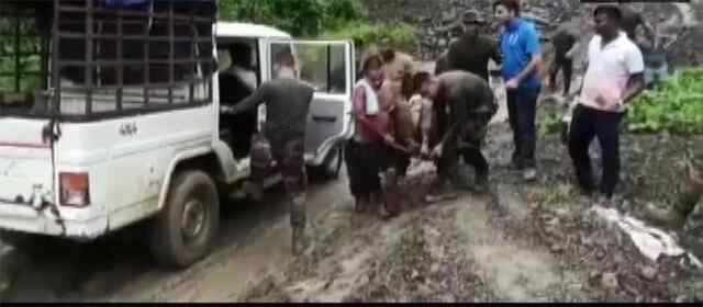 लैंडस्लाइड की चपेट में आया आर्मी कैंप, 50 से ज्यादा जवानों के दबे होने की आशंका, 6 शव बरामद
