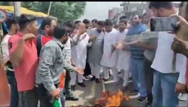 युवा कॉंग्रेस ने छठे वित्त आयोग के अध्यक्ष सतपाल सिंह सत्ती का पुतला फूंका
