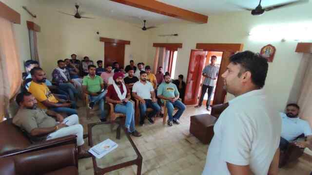 हिमाचल प्रदेश कामगार कल्याण बोर्ड के उपाध्यक्ष राकेश बबली को भाजपा युवा मोर्चा ने श्रद्धा सुमन अर्पित किए