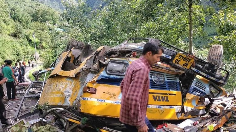 हिमाचल में दर्दनाक हादसाः खाई में गिरी बस, स्कूली बच्चों सहित 20 की माैत…