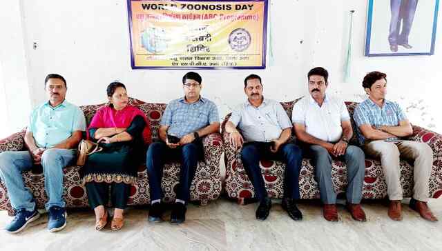 बसदेहड़ा में मनाया विश्व पशु जन्य रोग दिवस, 13 आवारा कुत्तों की गई नसबंदी