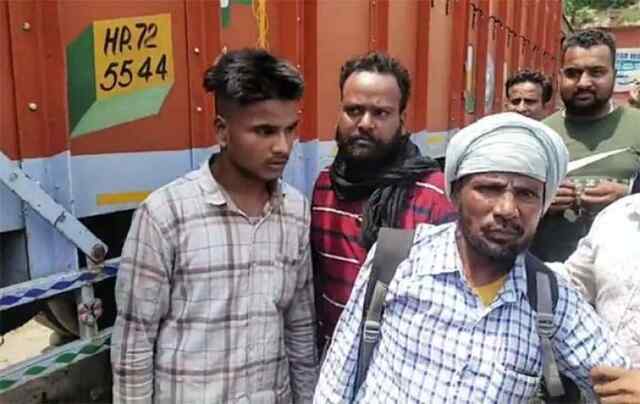 बच्चा चुराने का प्रयास कर रहे 3 व्यक्ति बाईक सहित काबू 