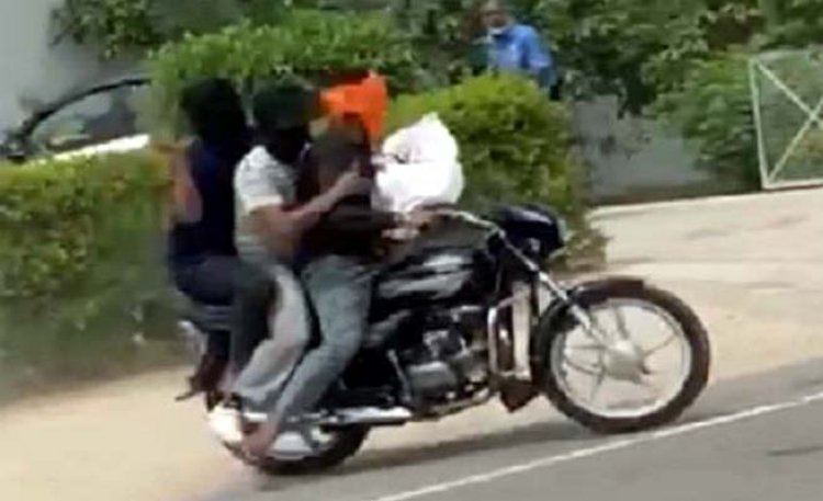 पंजाबः दिन-दिहाड़े बैंक में घूसे हथियारबंद लुटेरें, वारदात सीसीटीवी में कैद