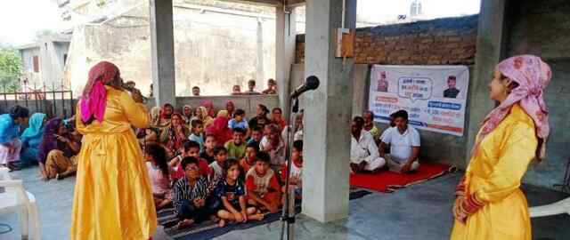 कलाकारों ने लोगों को सरकारी योजनओं बारे किया जागरूक