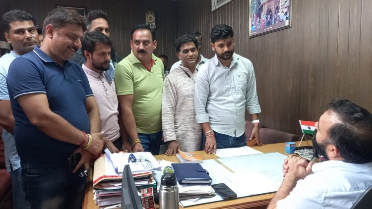 संत रामपाल के समर्थकों द्वारा धार्मिक सामग्री बांटने को लेकर हिन्दू संगठनो द्वारा जताई आपत्ति