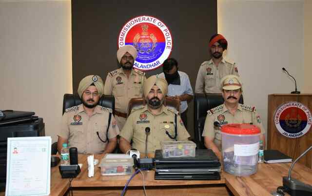 जालंधरः नकली सर्टिफिकेट बनाने वाले दंपति गिरफ्तार