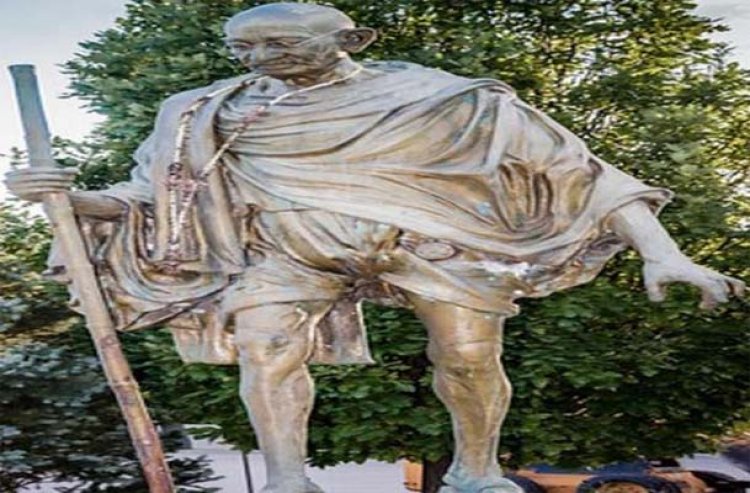 हिंदू मंदिर में तोड़ी गई महात्मा गांधी की मूर्ति