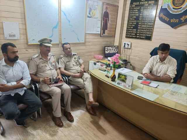 कई दिनों से अवैध पार्किंग में खड़े वाहनों की होगी टायर क्लेंपिंग