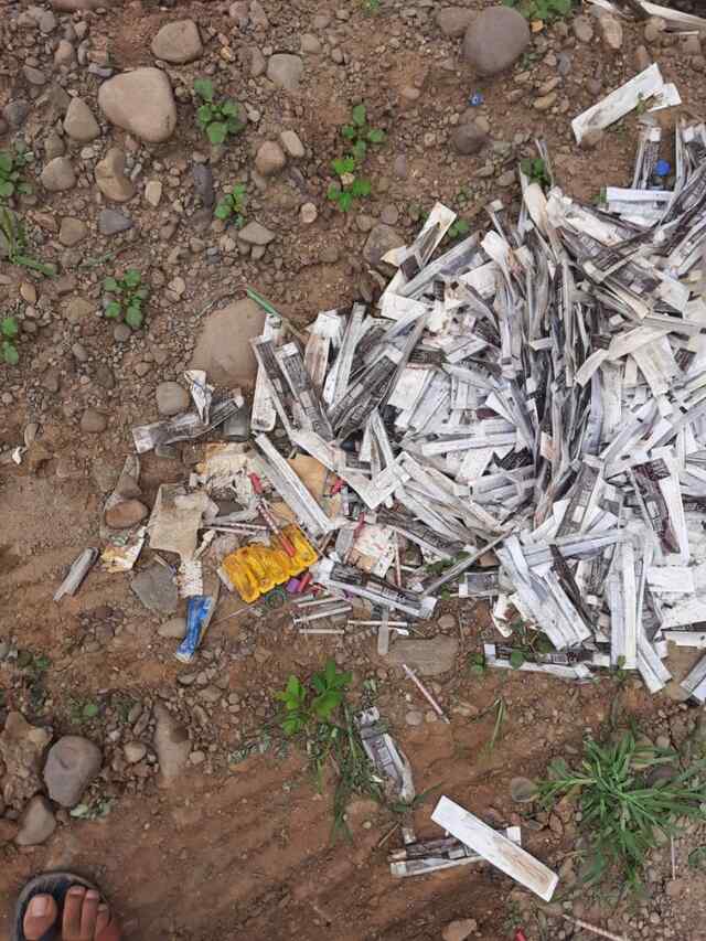 बद्दी अस्पताल परिसर में खुले में फैंकी गई यूज की हुई सीरिंज
