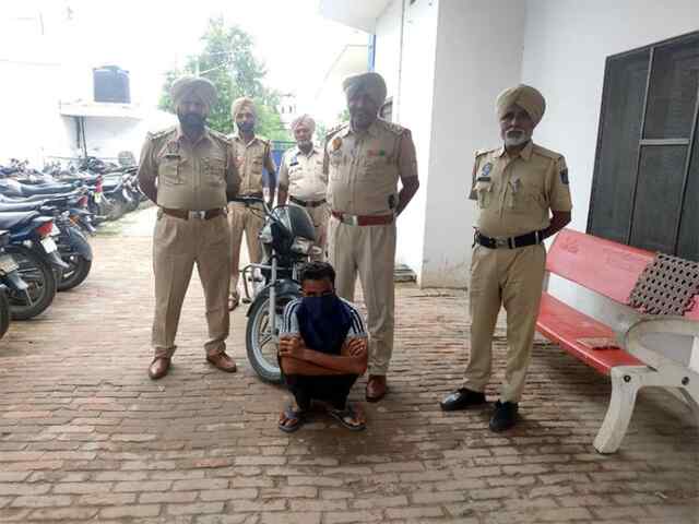 जालंधरः चोरी की बाइक सहित चोर काबू