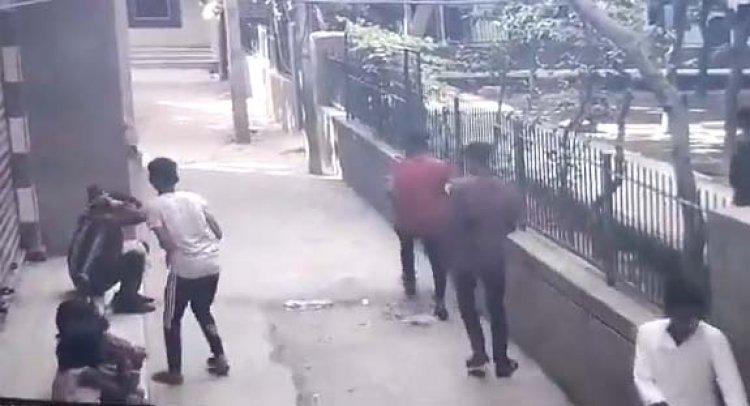 नाबालिग ने दिनदहाड़े युवक को मारी गोली, 4 गिरफ्तार