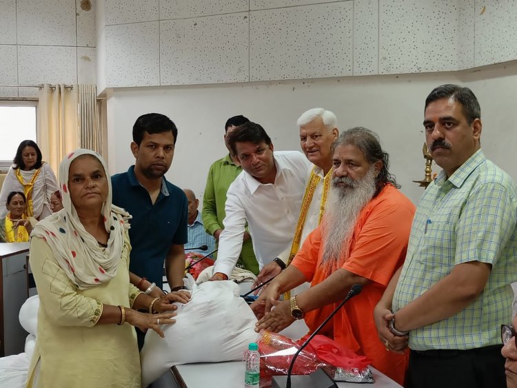 हिमोत्कर्ष अमोदनी राशन वितरण प्रकल्प के तहत बेसहारा महिलाओं को राशन वितरण