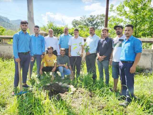 आईटीआई बंगाणा में पर्यावरण संरक्षण के लिए किया पौधारोपण