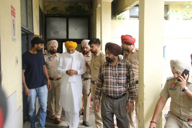 पंजाबः शार्प शूटरों की शिनाख्त करने पहुंचे मूसेवाला के पिता