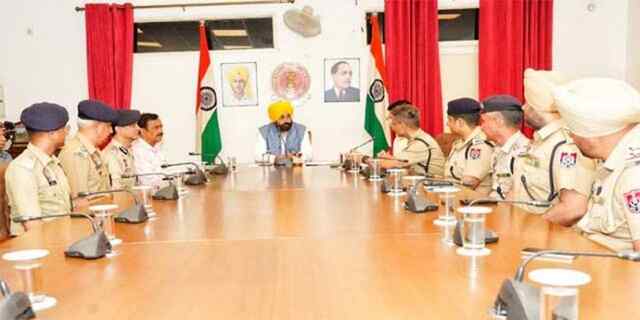 पंजाबः सीएम मान ने गैंगस्टरों के एनकाउंटर का डीजीपी और एजीटीएफ के प्रमुख से लिया जायजा
