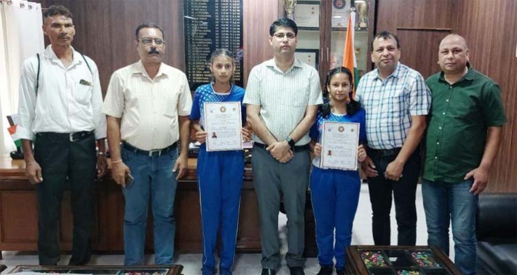 उपायुक्त राघव शर्मा ने खो-खो खिलाड़ियों पल्लवी व परिशा को दिए सर्टिफिकेट