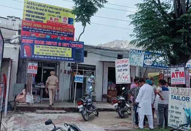 पंजाबः दिन-दिहाड़े पिस्तौल की नोक पर बुक डिपो मालिक से नकदी छीन फरार लुटेरे