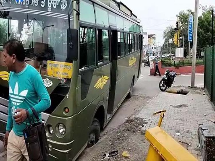 जालंधरः सवारियां उतारते समय धंसी सड़क, देखें तस्वीरें