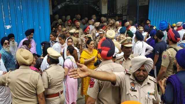 जालंधर में गुरुद्वारा प्रबंधन को लेकर दो पक्ष आमने-सामने, भारी पुलिस बल तैनात…
