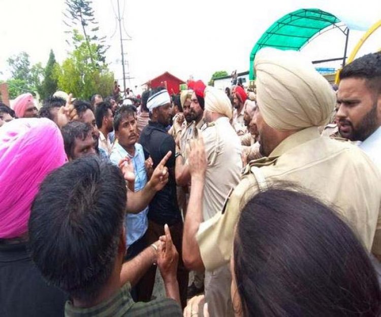 पंजाबः सीएम मान के घर के बाहर बेराेजगार टीचरों ने खाेला मोर्चा, देखें तस्वीरें