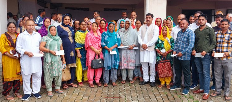 प्रो. राम कुमार ने 82 लाभार्थियों को सीएम रिलीफ फंड से प्रदान की 18 लाख की आर्थिक सहायता