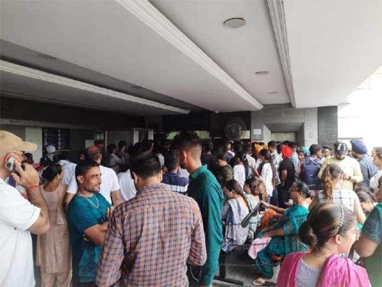 जालंधरः Passport Office में सर्वर डाउन, स्टाफ बोला- नई अप्वाइंटमेंट लो