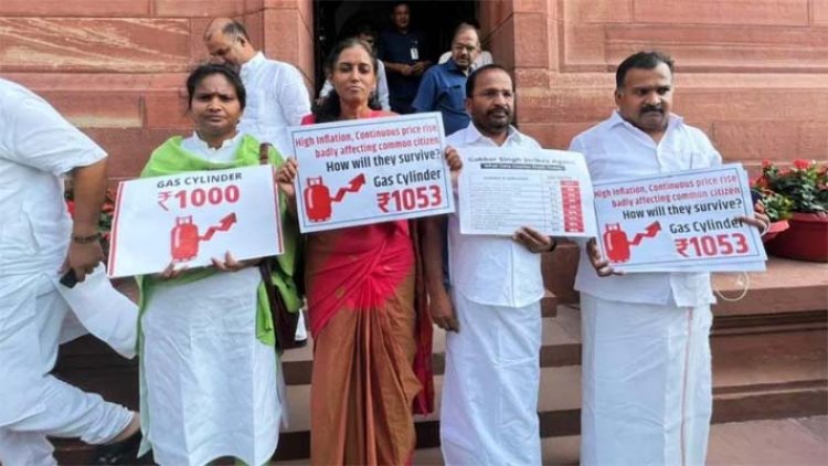 लोकसभा स्पीकर की कार्रवाई, इन 4 कांग्रेस सांसदों को किया Suspended, जाने मामला
