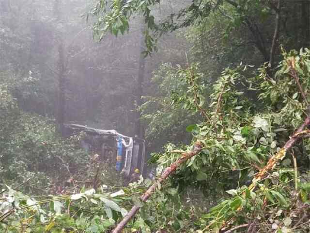 खाई में गिरी यात्रियों से भरी बस, एक की मौत, कई घायल, देखें तस्वीरें