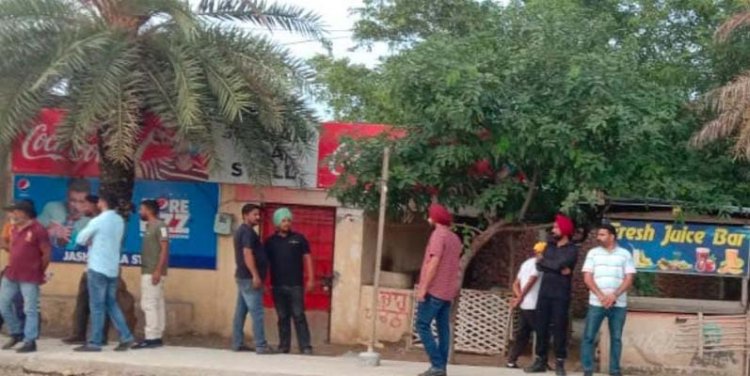 आरोपः शराब न मिलने पर पुलिस ने ठेके के बाहर लगाया नाका